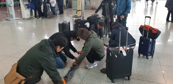 크기변환_크기변환_공항에서 짐싸는 한국선수들.jpg